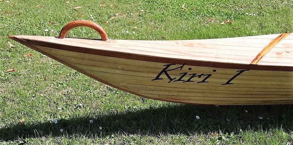 Spitze des Holz-Kajaks mit Namen Kiri I